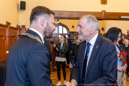 umk_0222.jpg-Aleksander Miszalski, gratulacje, prezydent, goście, zaprzysiężenie, ślubowanie