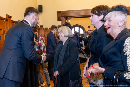 umk_0227.jpg-Aleksander Miszalski, gratulacje, prezydent, goście, zaprzysiężenie, ślubowanie