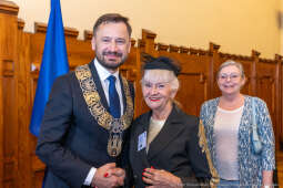 umk_0236.jpg-Aleksander Miszalski, gratulacje, prezydent, goście, zaprzysiężenie, ślubowanie