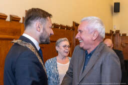 umk_0240.jpg-Aleksander Miszalski, gratulacje, prezydent, goście, zaprzysiężenie, ślubowanie