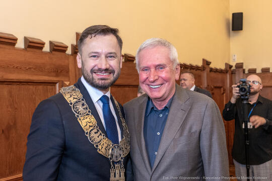 umk_0243.jpg-Aleksander Miszalski, gratulacje, prezydent, goście, zaprzysiężenie, ślubowanie