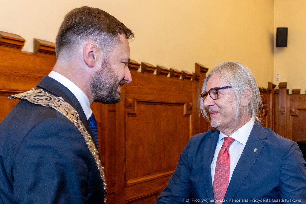 umk_0244.jpg-Aleksander Miszalski, gratulacje, prezydent, goście, zaprzysiężenie, ślubowanie  Autor: P. Wojnarowski