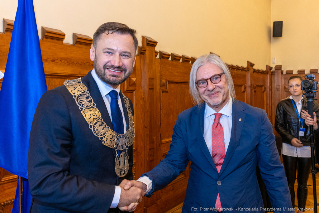 umk_0249.jpg-Aleksander Miszalski, gratulacje, prezydent, goście, zaprzysiężenie, ślubowanie  Autor: P. Wojnarowski