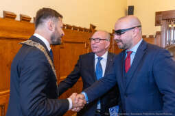 umk_0253.jpg-Aleksander Miszalski, gratulacje, prezydent, goście, zaprzysiężenie, ślubowanie