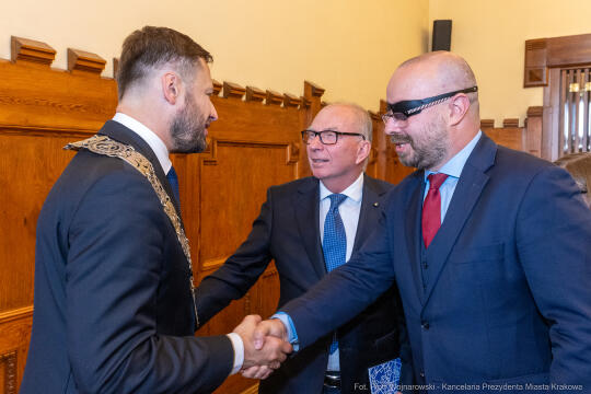 umk_0253.jpg-Aleksander Miszalski, gratulacje, prezydent, goście, zaprzysiężenie, ślubowanie