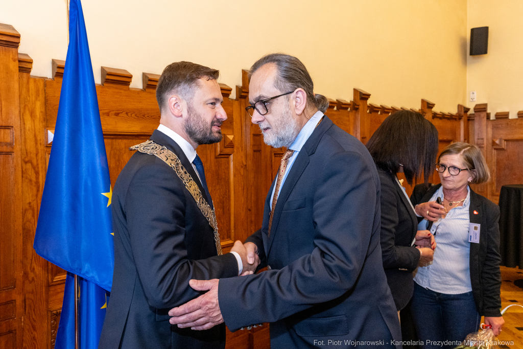 umk_0261.jpg-Aleksander Miszalski, gratulacje, prezydent, goście, zaprzysiężenie, ślubowanie  Autor: P. Wojnarowski