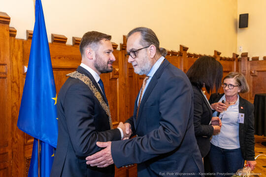 umk_0261.jpg-Aleksander Miszalski, gratulacje, prezydent, goście, zaprzysiężenie, ślubowanie