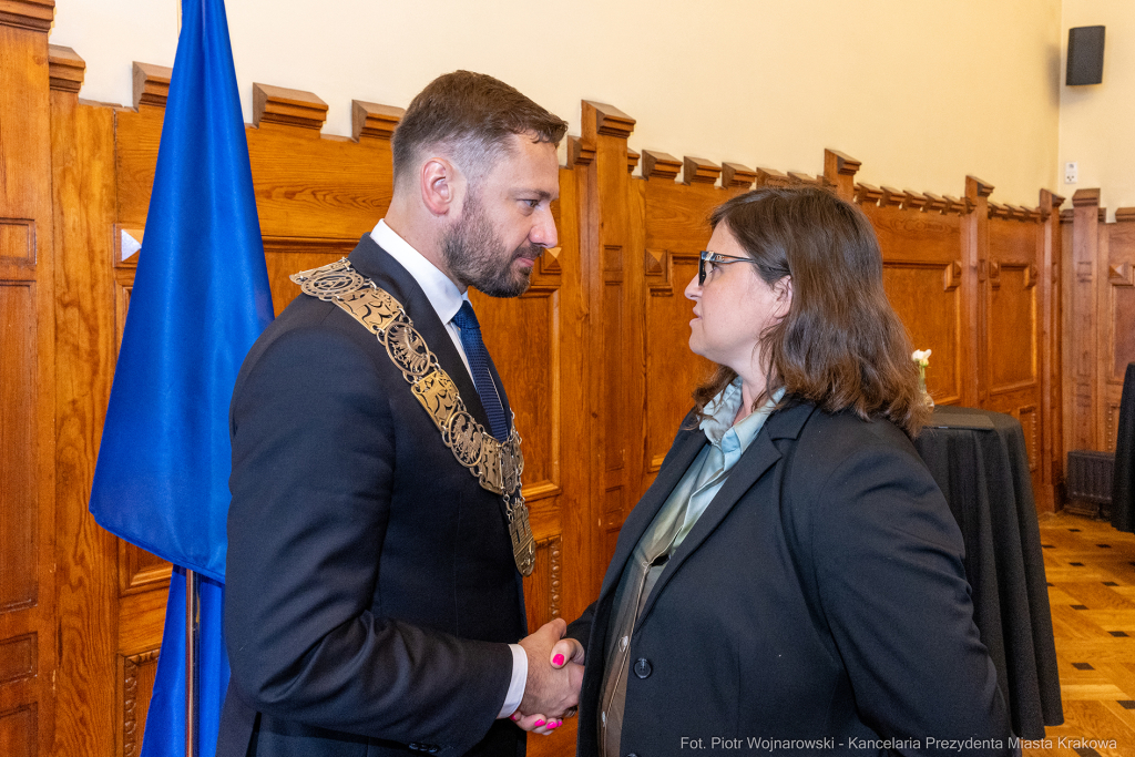 umk_0271.jpg-Aleksander Miszalski, gratulacje, prezydent, goście, zaprzysiężenie, ślubowanie  Autor: P. Wojnarowski