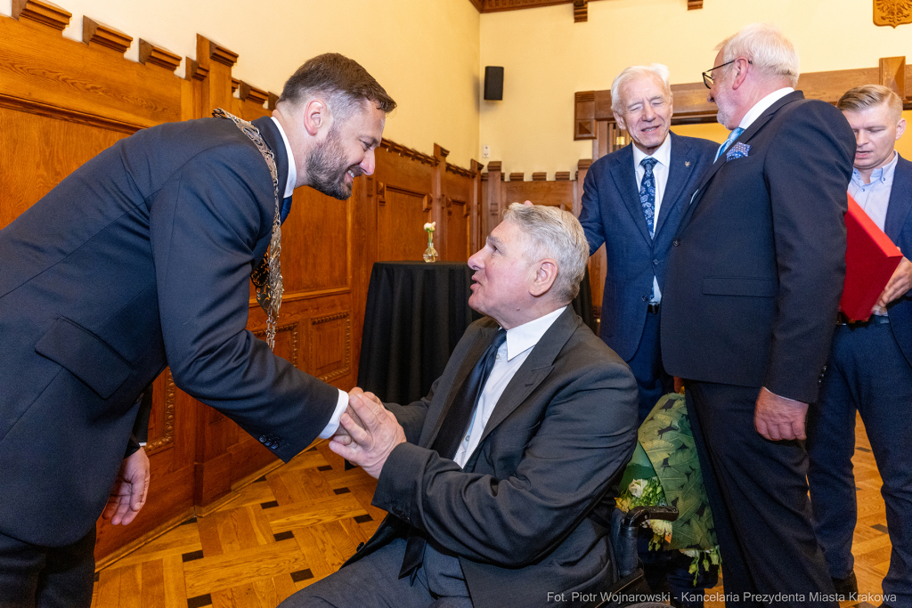 umk_0279.jpg-Aleksander Miszalski, gratulacje, prezydent, goście, zaprzysiężenie, ślubowanie  Autor: P. Wojnarowski