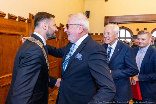 umk_0281.jpg-Aleksander Miszalski, gratulacje, prezydent, goście, zaprzysiężenie, ślubowanie