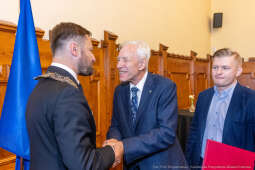 umk_0286.jpg-Aleksander Miszalski, gratulacje, prezydent, goście, zaprzysiężenie, ślubowanie