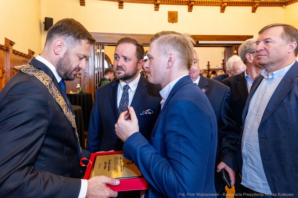 umk_0287.jpg-Aleksander Miszalski, gratulacje, prezydent, goście, zaprzysiężenie, ślubowanie  Autor: P. Wojnarowski