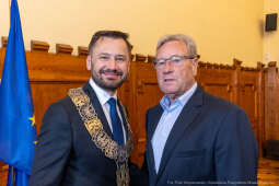 umk_0297.jpg-Aleksander Miszalski, gratulacje, prezydent, goście, zaprzysiężenie, ślubowanie