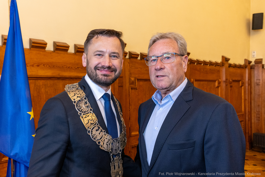 umk_0297.jpg-Aleksander Miszalski, gratulacje, prezydent, goście, zaprzysiężenie, ślubowanie  Autor: P. Wojnarowski