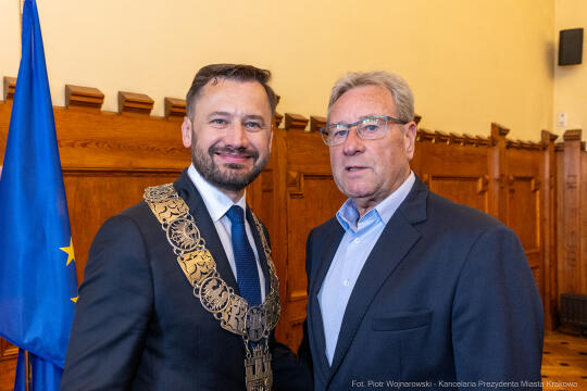 umk_0297.jpg-Aleksander Miszalski, gratulacje, prezydent, goście, zaprzysiężenie, ślubowanie