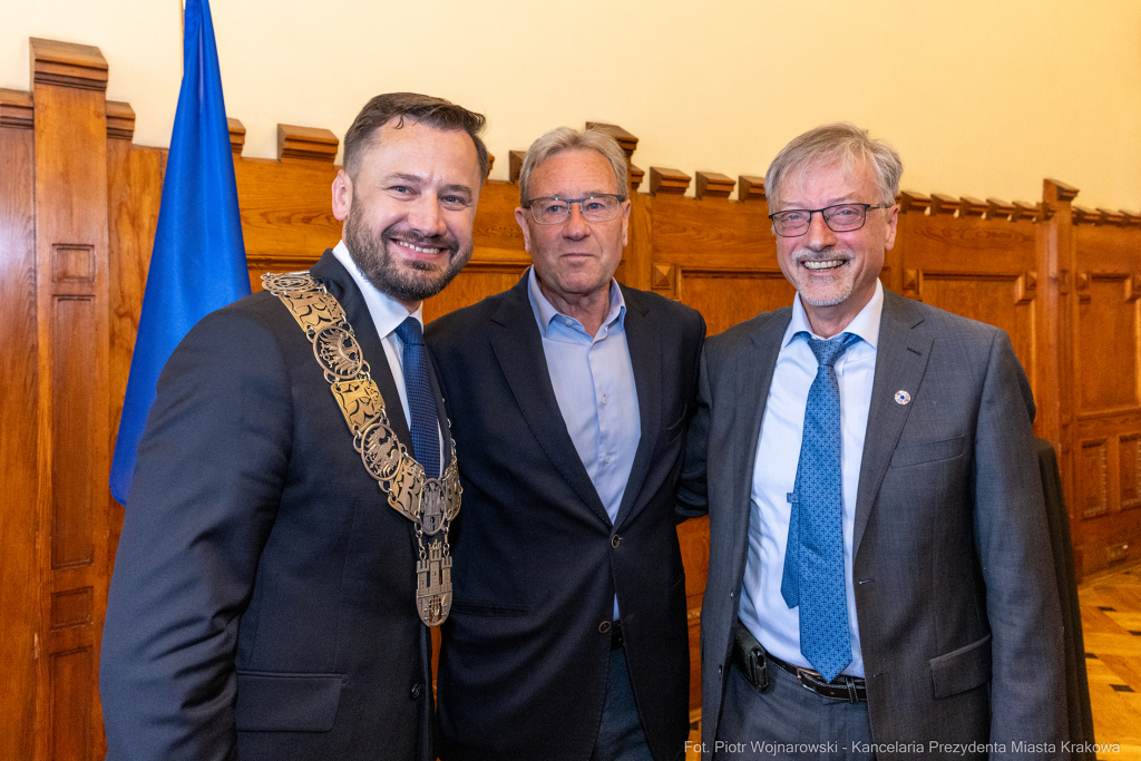 umk_0299.jpg-Aleksander Miszalski, gratulacje, prezydent, goście, zaprzysiężenie, ślubowanie  Autor: P. Wojnarowski