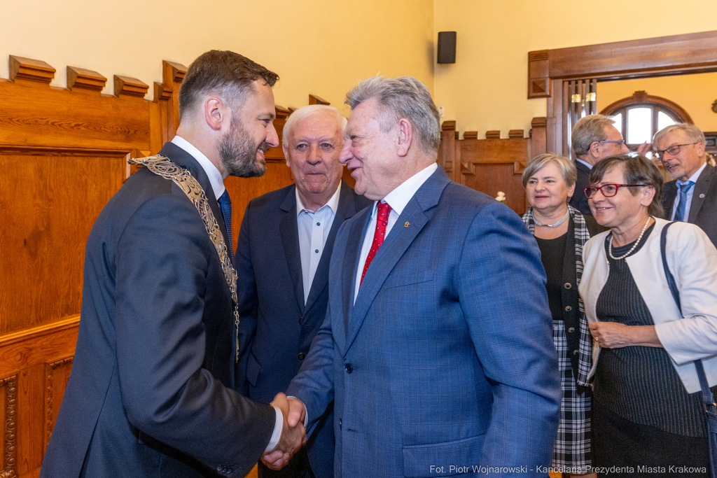 umk_0301.jpg-Aleksander Miszalski, gratulacje, prezydent, goście, zaprzysiężenie, ślubowanie  Autor: P. Wojnarowski