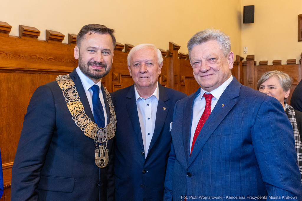 umk_0304.jpg-Aleksander Miszalski, gratulacje, prezydent, goście, zaprzysiężenie, ślubowanie  Autor: P. Wojnarowski
