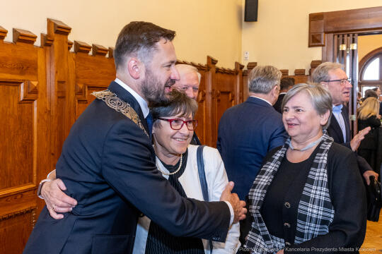 umk_0305.jpg-Aleksander Miszalski, gratulacje, prezydent, goście, zaprzysiężenie, ślubowanie