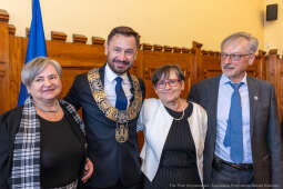 umk_0309.jpg-Aleksander Miszalski, gratulacje, prezydent, goście, zaprzysiężenie, ślubowanie