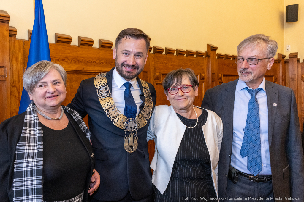umk_0309.jpg-Aleksander Miszalski, gratulacje, prezydent, goście, zaprzysiężenie, ślubowanie  Autor: P. Wojnarowski
