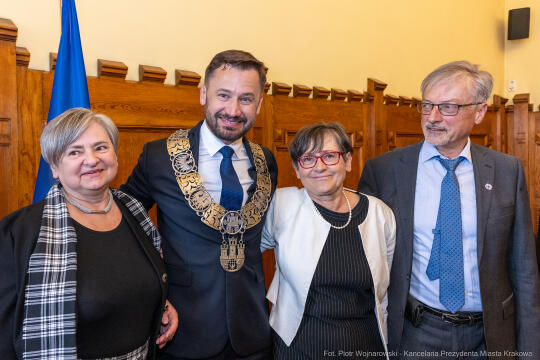 umk_0309.jpg-Aleksander Miszalski, gratulacje, prezydent, goście, zaprzysiężenie, ślubowanie