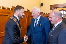 umk_0311.jpg-Aleksander Miszalski, gratulacje, prezydent, goście, zaprzysiężenie, ślubowanie