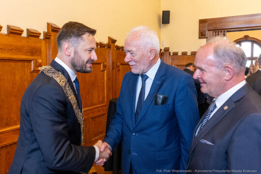 umk_0311.jpg-Aleksander Miszalski, gratulacje, prezydent, goście, zaprzysiężenie, ślubowanie