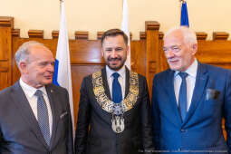 umk_0314.jpg-Aleksander Miszalski, gratulacje, prezydent, goście, zaprzysiężenie, ślubowanie