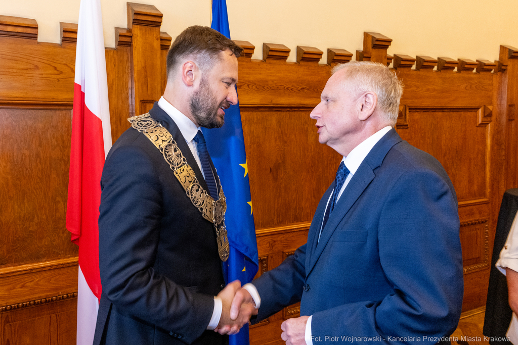 umk_0316.jpg-Aleksander Miszalski, gratulacje, prezydent, goście, zaprzysiężenie, ślubowanie  Autor: P. Wojnarowski