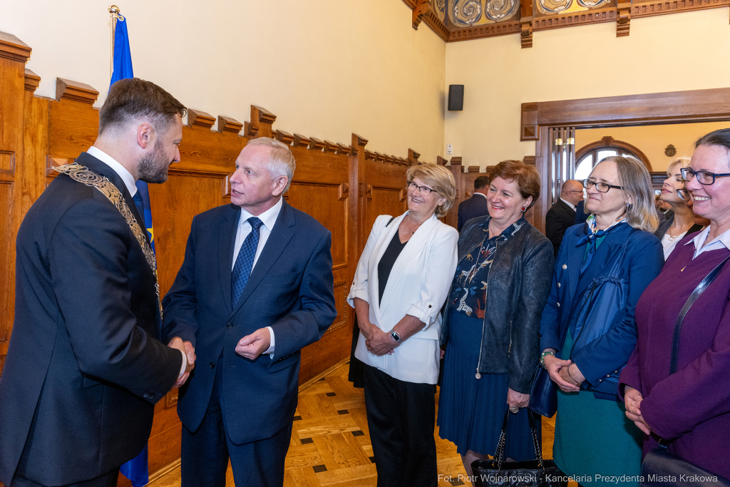 umk_0320.jpg-Aleksander Miszalski, gratulacje, prezydent, goście, zaprzysiężenie, ślubowanie  Autor: P. Wojnarowski