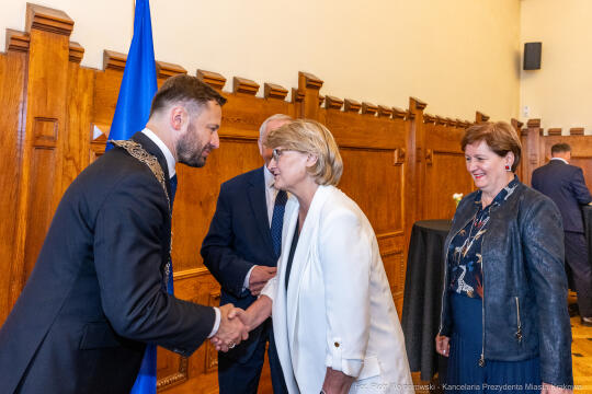 umk_0321.jpg-Aleksander Miszalski, gratulacje, prezydent, goście, zaprzysiężenie, ślubowanie