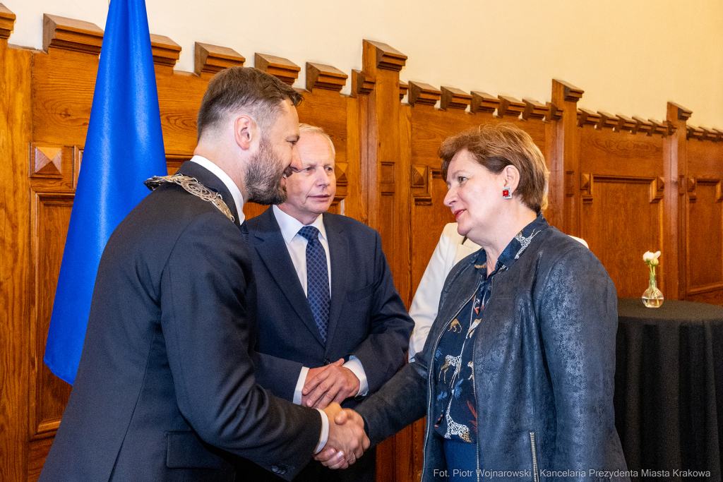 umk_0323.jpg-Aleksander Miszalski, gratulacje, prezydent, goście, zaprzysiężenie, ślubowanie  Autor: P. Wojnarowski
