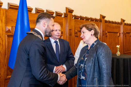 umk_0323.jpg-Aleksander Miszalski, gratulacje, prezydent, goście, zaprzysiężenie, ślubowanie