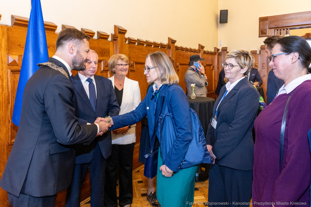 umk_0325.jpg-Aleksander Miszalski, gratulacje, prezydent, goście, zaprzysiężenie, ślubowanie  Autor: P. Wojnarowski