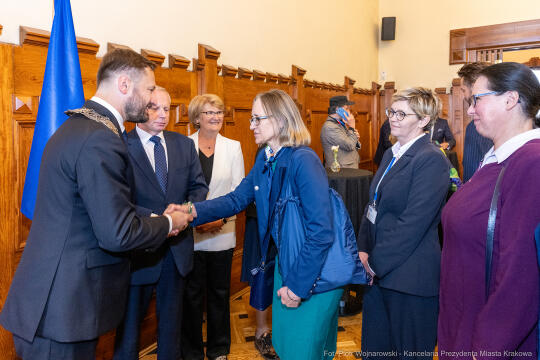 umk_0325.jpg-Aleksander Miszalski, gratulacje, prezydent, goście, zaprzysiężenie, ślubowanie