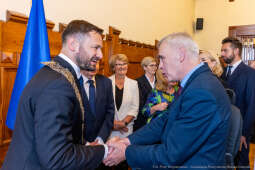 umk_0330.jpg-Aleksander Miszalski, gratulacje, prezydent, goście, zaprzysiężenie, ślubowanie