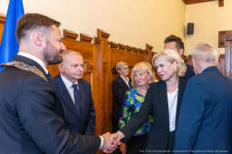 umk_0334.jpg-Aleksander Miszalski, gratulacje, prezydent, goście, zaprzysiężenie, ślubowanie