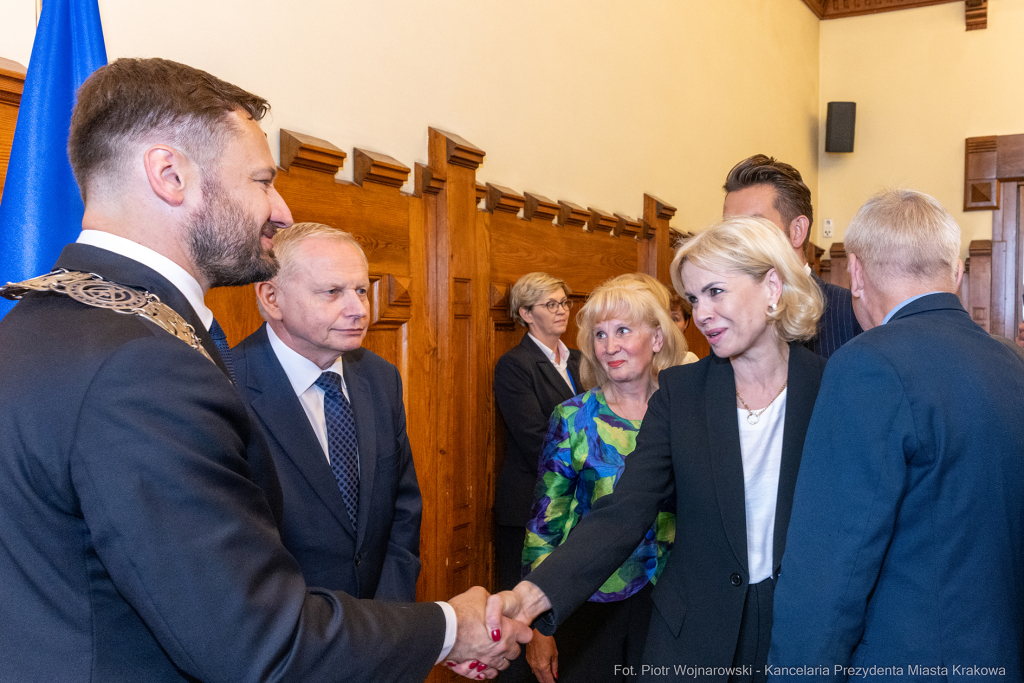 umk_0334.jpg-Aleksander Miszalski, gratulacje, prezydent, goście, zaprzysiężenie, ślubowanie  Autor: P. Wojnarowski