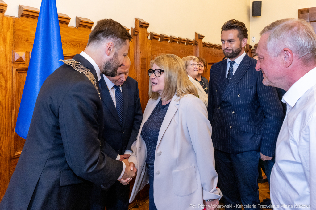 umk_0336.jpg-Aleksander Miszalski, gratulacje, prezydent, goście, zaprzysiężenie, ślubowanie  Autor: P. Wojnarowski