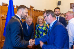 umk_0339.jpg-Aleksander Miszalski, gratulacje, prezydent, goście, zaprzysiężenie, ślubowanie