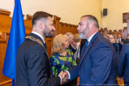 umk_0341.jpg-Aleksander Miszalski, gratulacje, prezydent, goście, zaprzysiężenie, ślubowanie