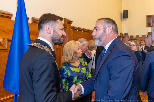 umk_0341.jpg-Aleksander Miszalski, gratulacje, prezydent, goście, zaprzysiężenie, ślubowanie