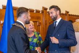 umk_0345.jpg-Aleksander Miszalski, gratulacje, prezydent, goście, zaprzysiężenie, ślubowanie