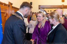 umk_0346.jpg-Aleksander Miszalski, gratulacje, prezydent, goście, zaprzysiężenie, ślubowanie
