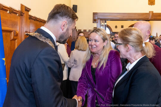 umk_0346.jpg-Aleksander Miszalski, gratulacje, prezydent, goście, zaprzysiężenie, ślubowanie