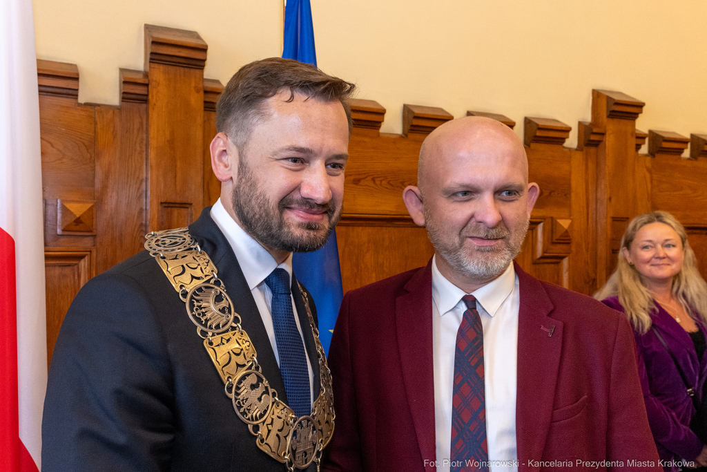 umk_0349.jpg-Aleksander Miszalski, gratulacje, prezydent, goście, zaprzysiężenie, ślubowanie  Autor: P. Wojnarowski