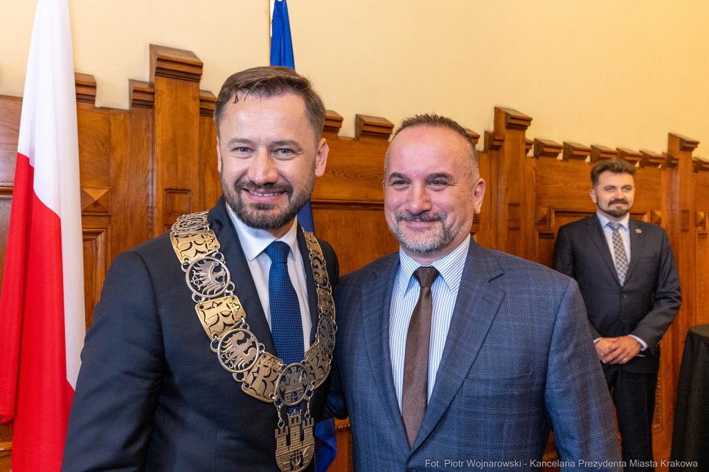 umk_0351.jpg-Aleksander Miszalski, gratulacje, prezydent, goście, zaprzysiężenie, ślubowanie  Autor: P. Wojnarowski