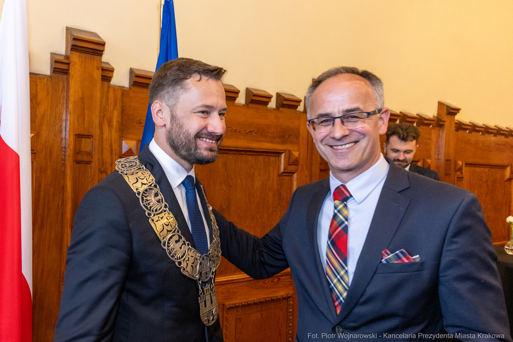 umk_0355.jpg-Aleksander Miszalski, gratulacje, prezydent, goście, zaprzysiężenie, ślubowanie  Autor: P. Wojnarowski