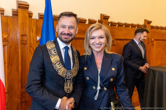 umk_0357.jpg-Aleksander Miszalski, gratulacje, prezydent, goście, zaprzysiężenie, ślubowanie